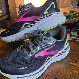 Women's Brooks Sneakers